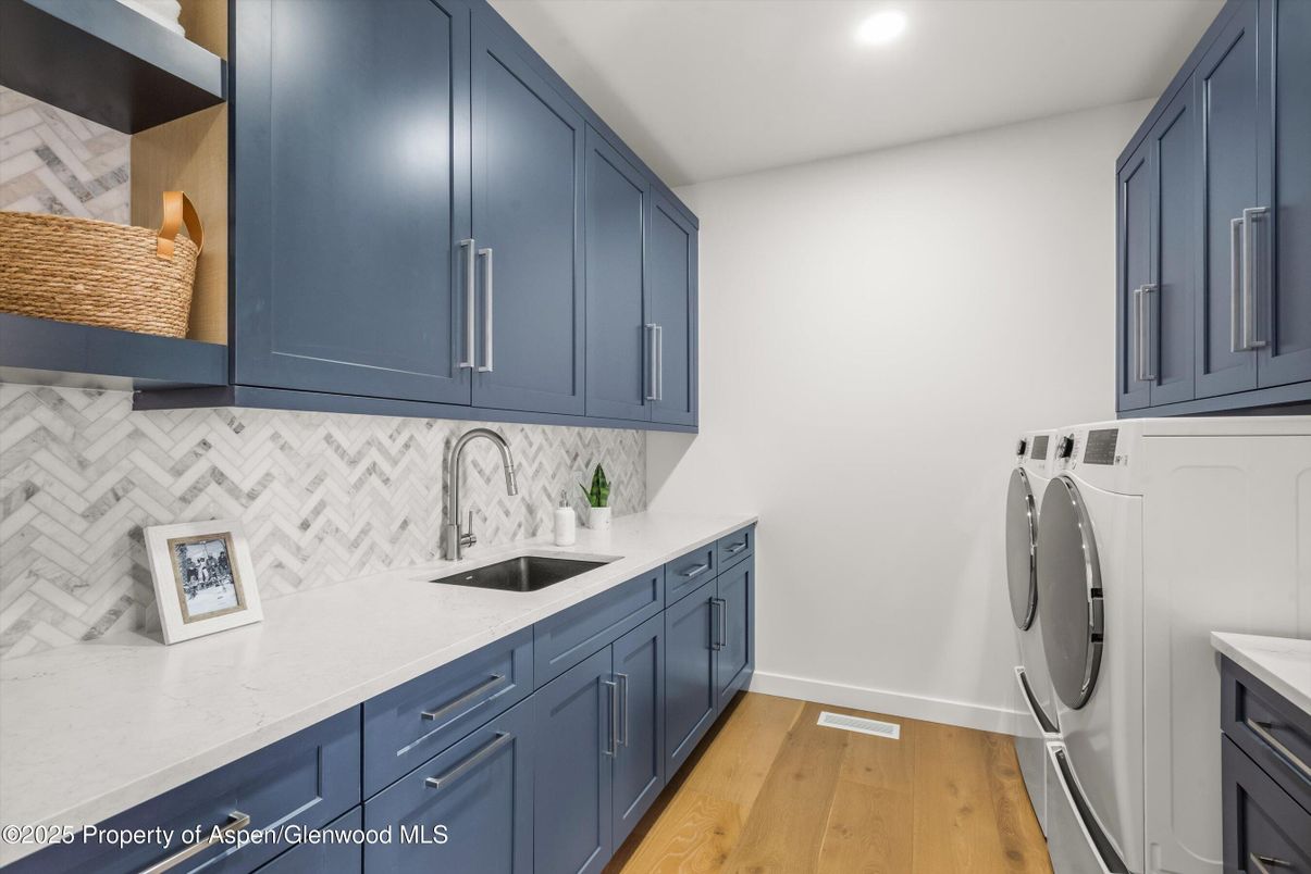 Interior, Recessed Lighting, Washer, Wood Texture Flooring