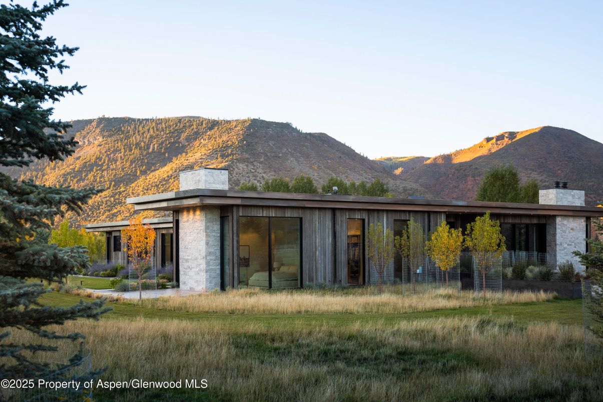 Exterior, Facade, Ranch