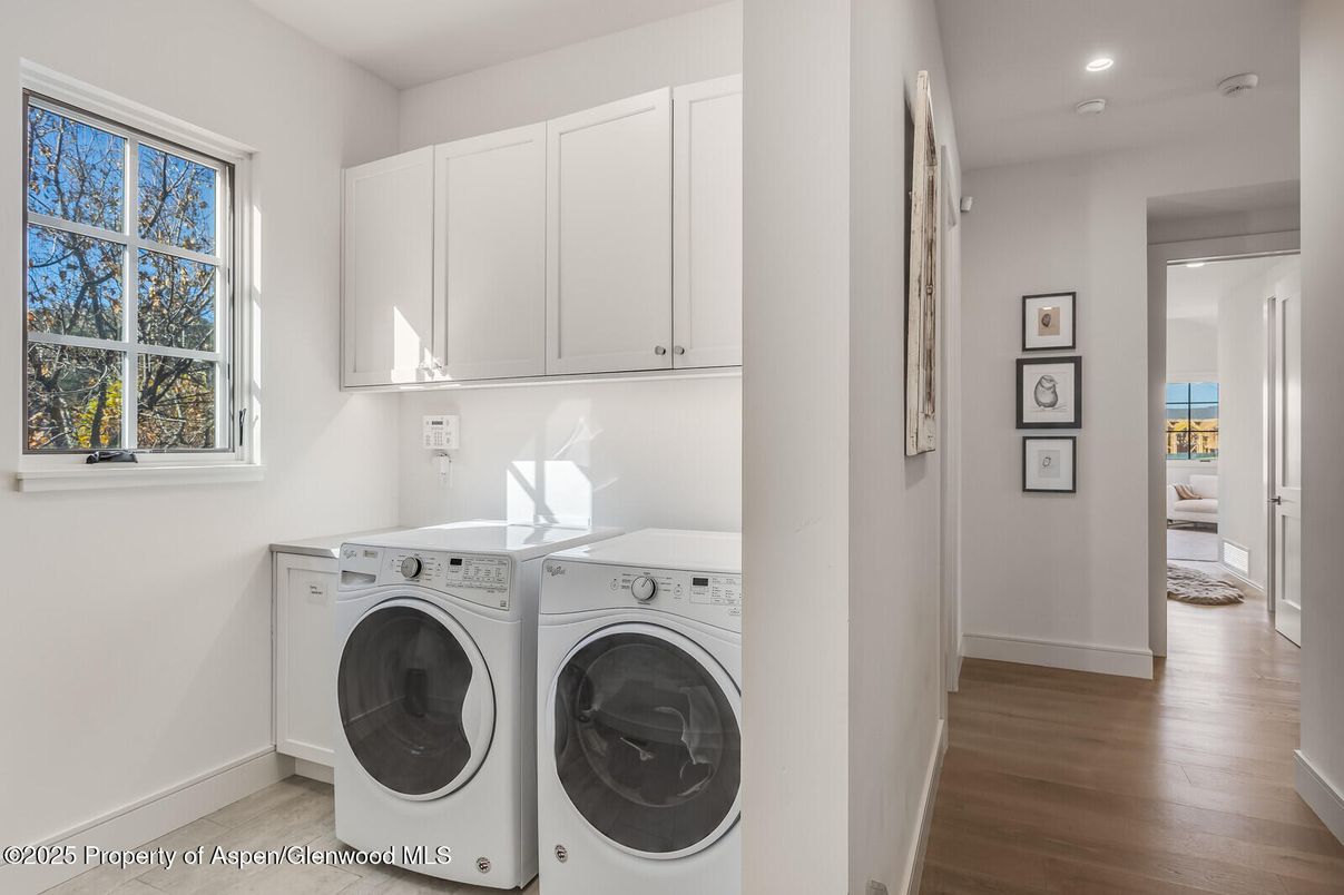 Interior, Recessed Lighting, Washer, Wood Texture Flooring