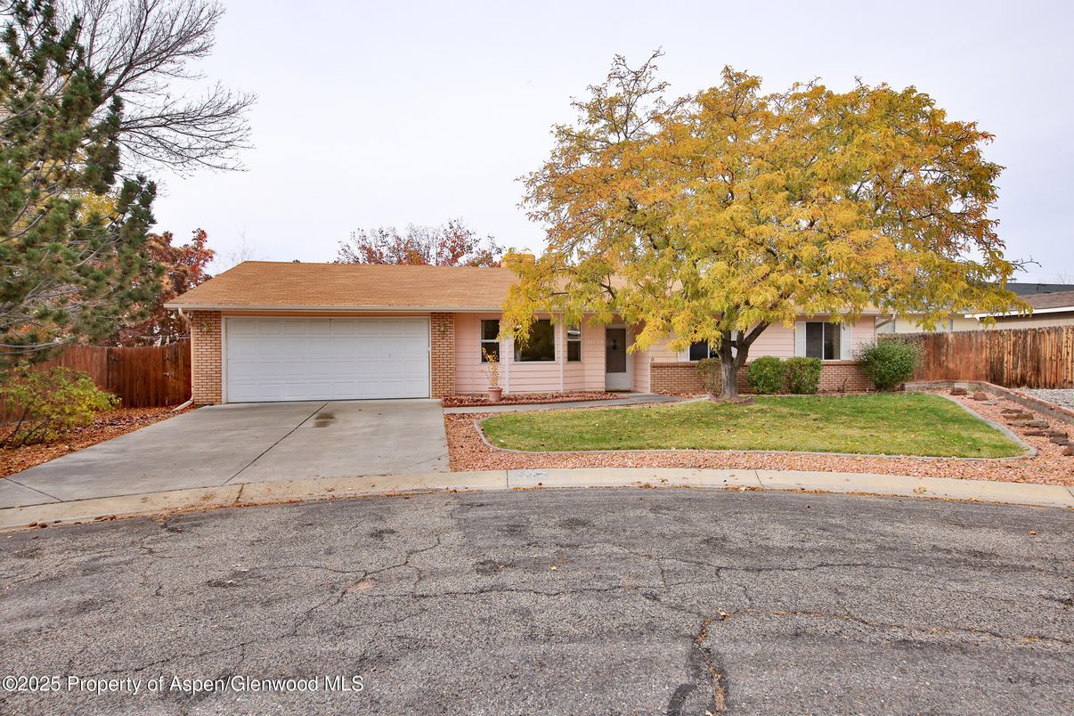 Attached, Exterior, Facade, Ranch