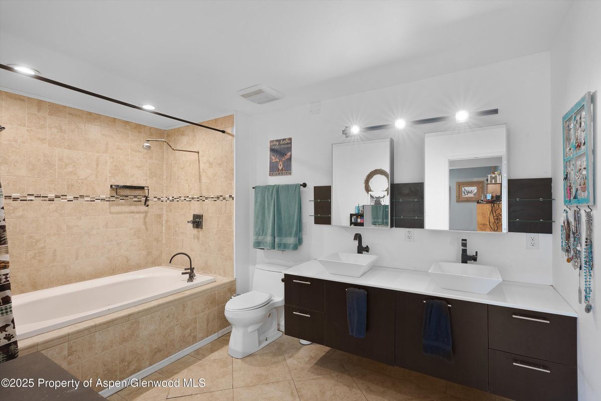 Bathroom, Dual Sink Vanities, Interior, Recessed Lighting