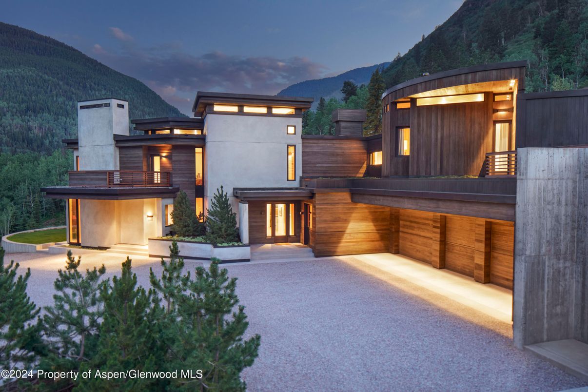 Exterior, Facade, Modern