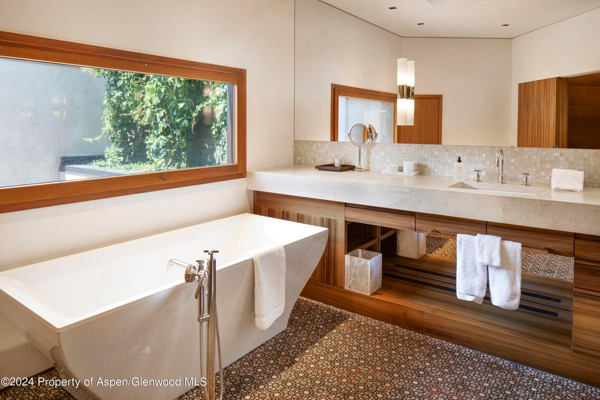 Bathroom, Dual Sink Vanities, Free Standing Baths, Interior, Recessed Lighting