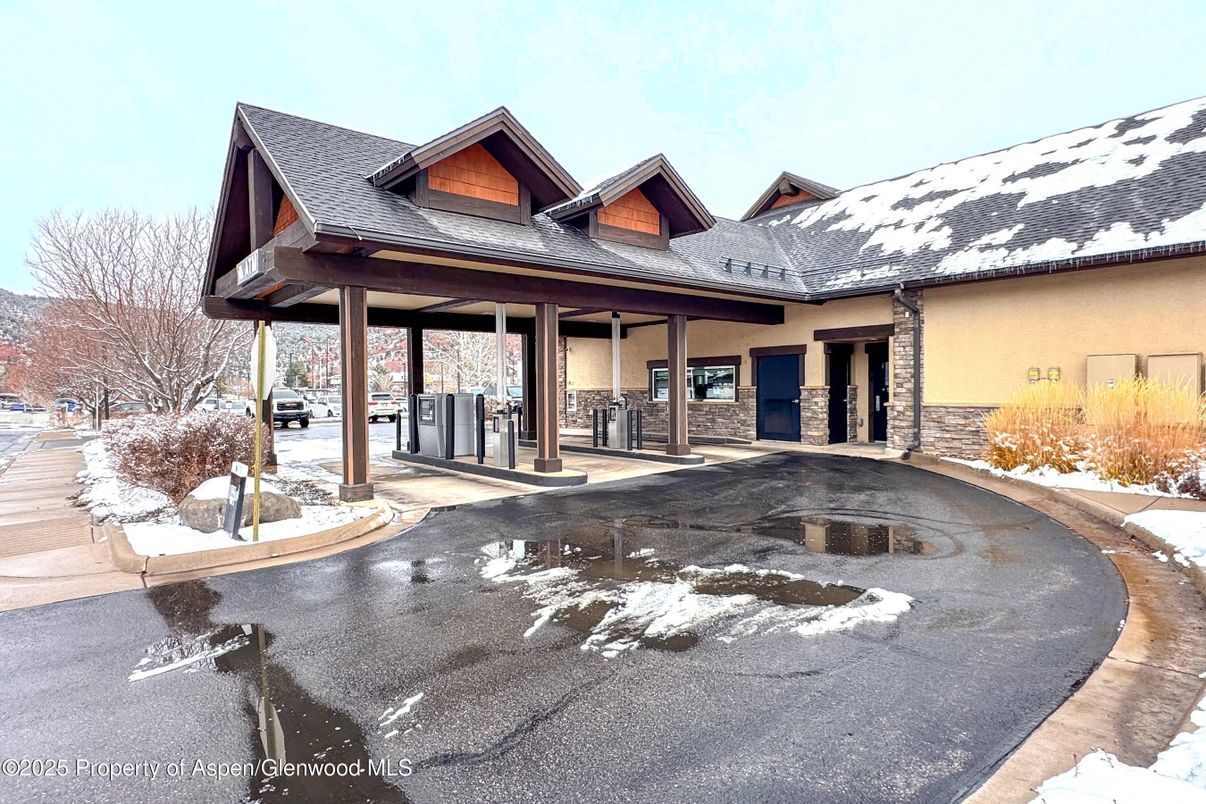 Exterior, Facade, Ranch