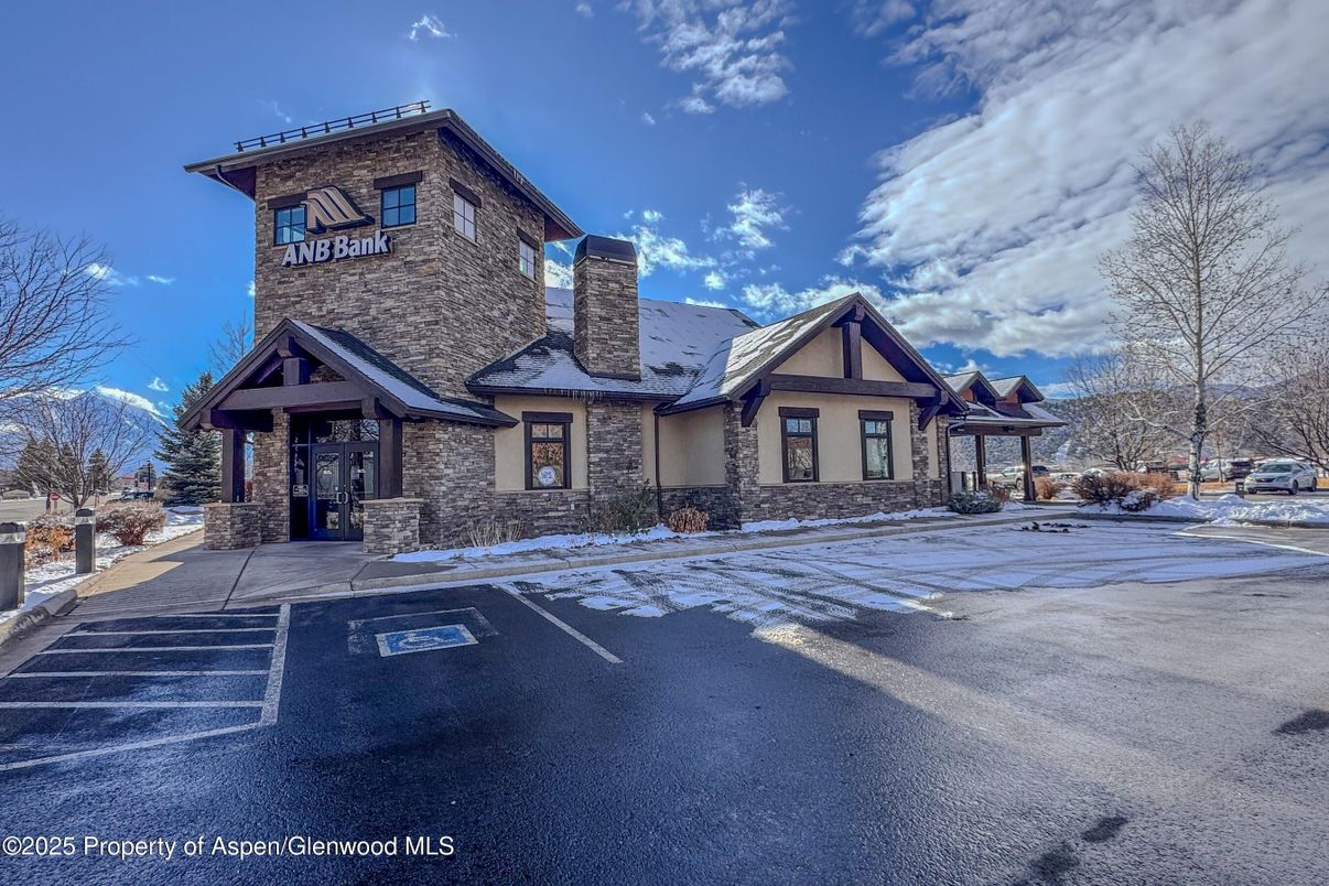 Exterior, Facade, Log Home