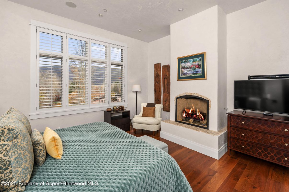 Bedroom, Fireplace, Interior, Recessed Lighting, Wood Texture Flooring