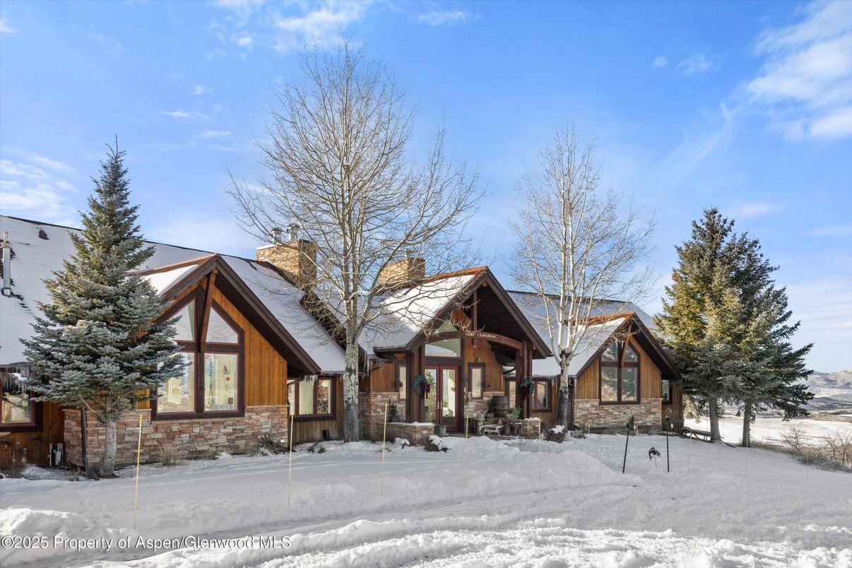 Exterior, Facade, Log Home