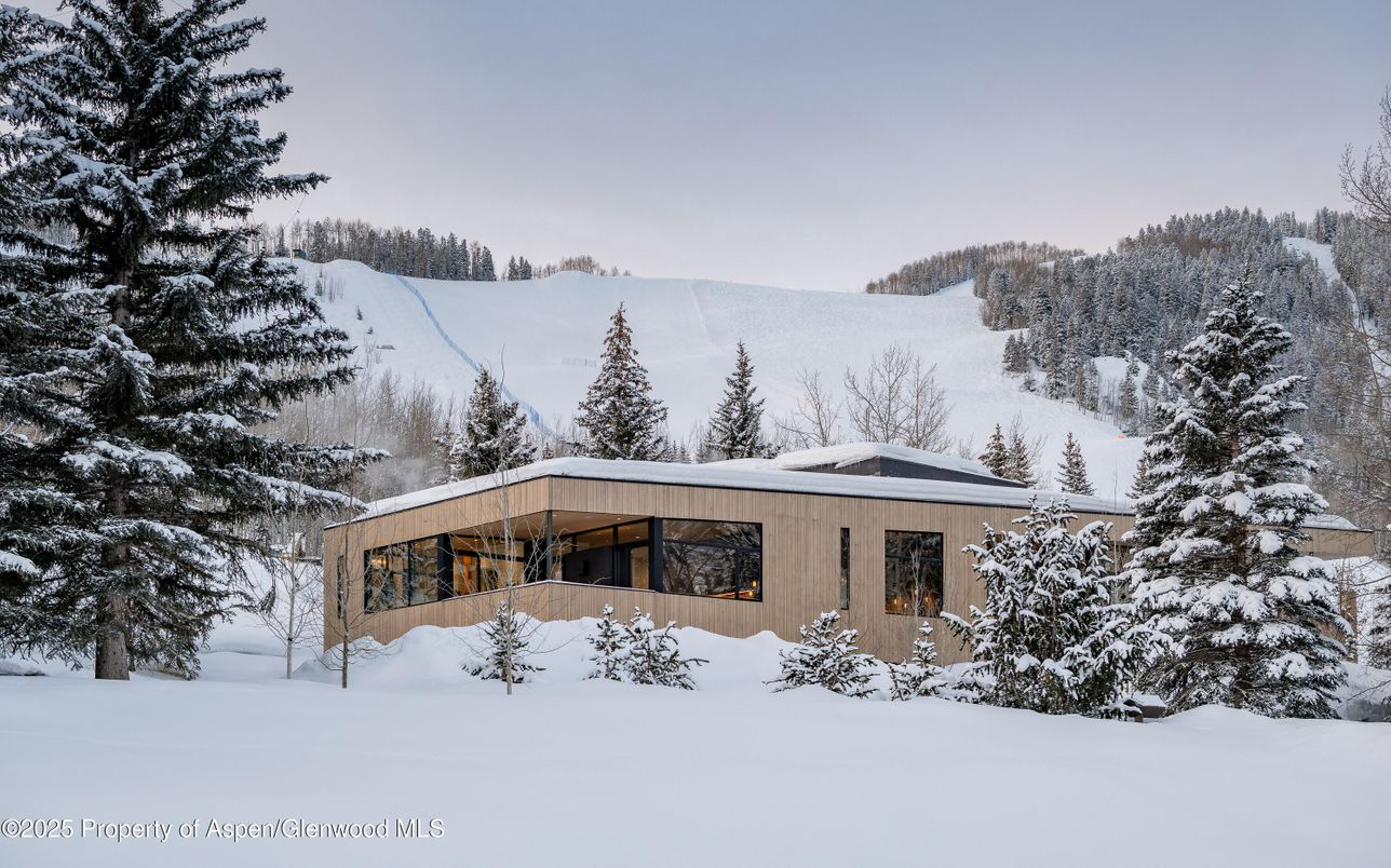 Exterior, Facade, Modern