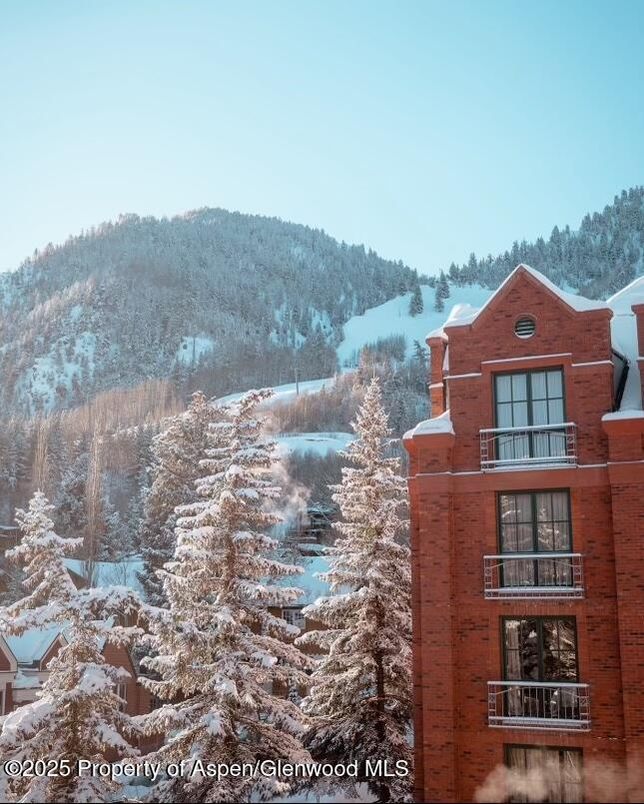 Exterior, Facade, Log Home