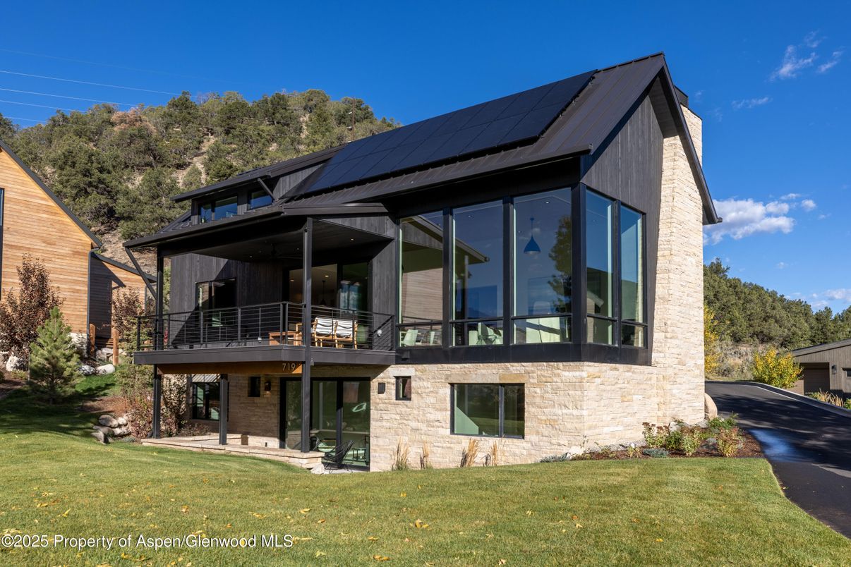 Backyard, Exterior, Facade, Solar Panels, Modern