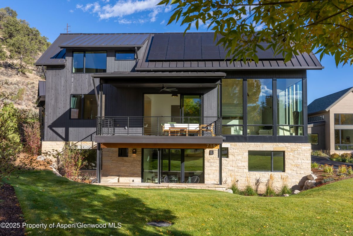 Exterior, Facade, Modern