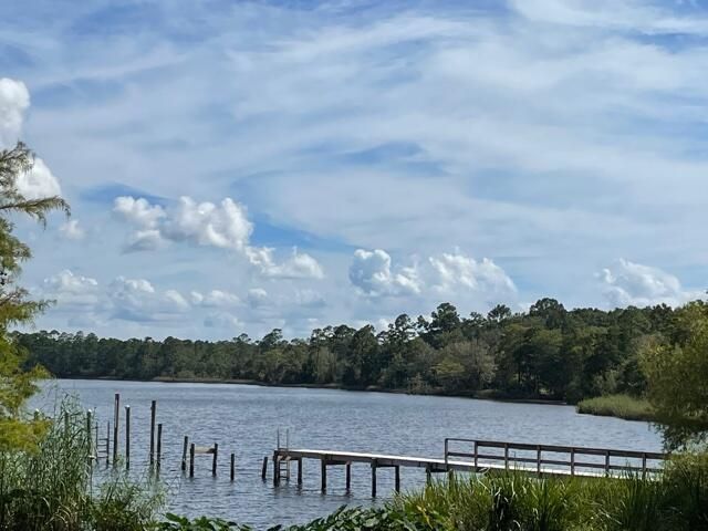 Exterior, Lake