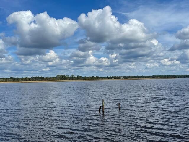 Exterior, Lake