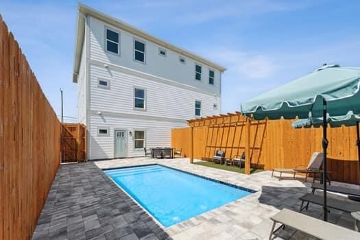 Exterior, Pool