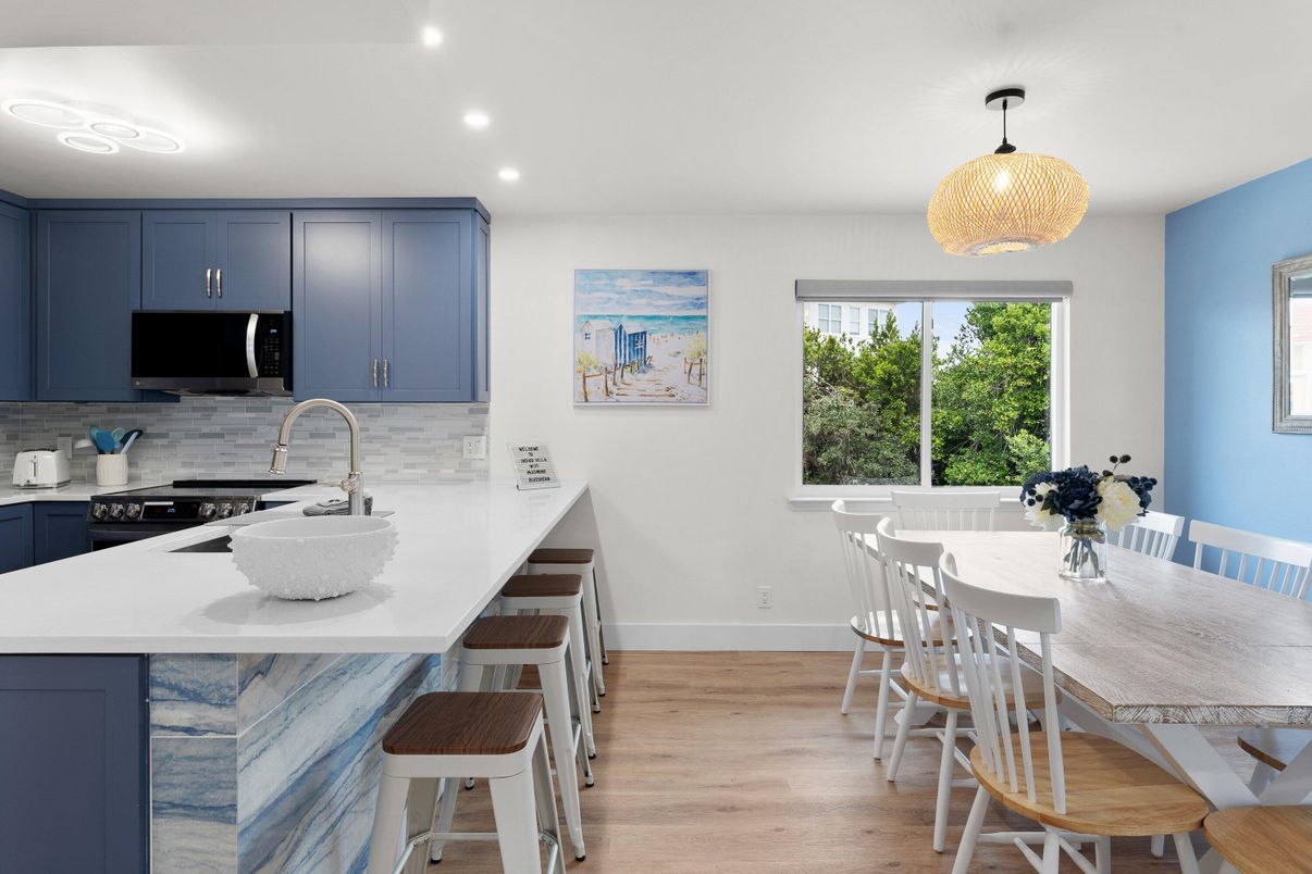 Dining room, Interior, Kitchen, Recessed Lighting, Wood Texture Flooring