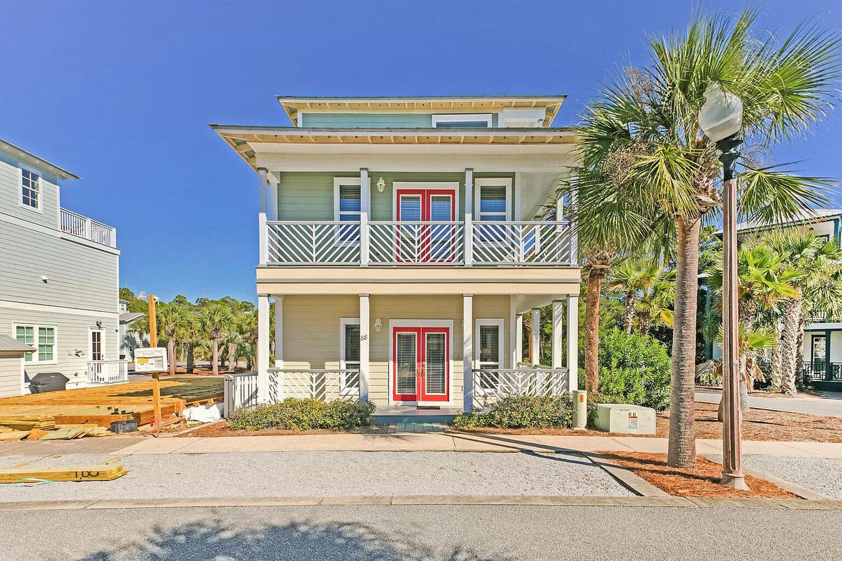 Exterior, Facade, American Foursquare