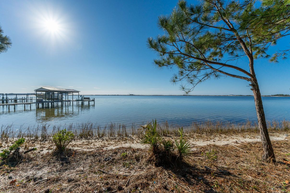 Exterior, Lake