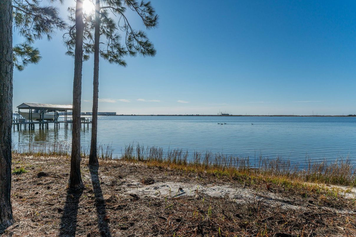 Exterior, Lake