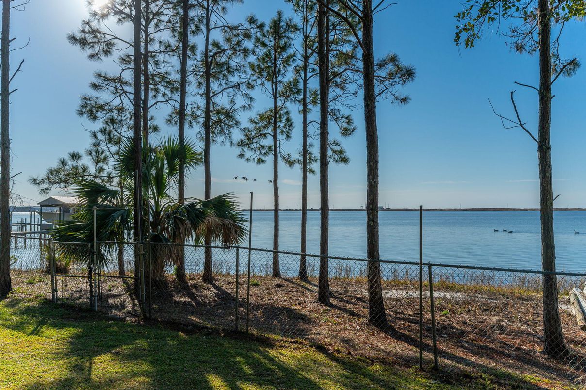 Exterior, Lake