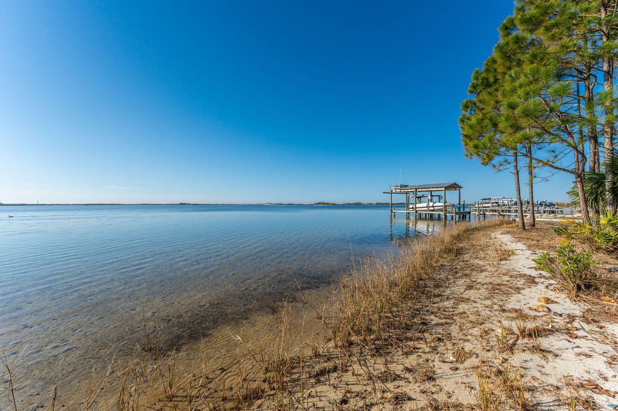 Exterior, Lake