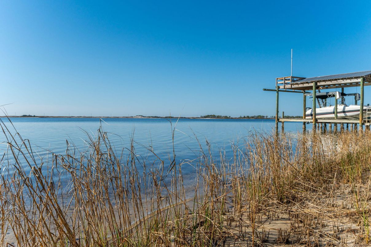Exterior, Lake