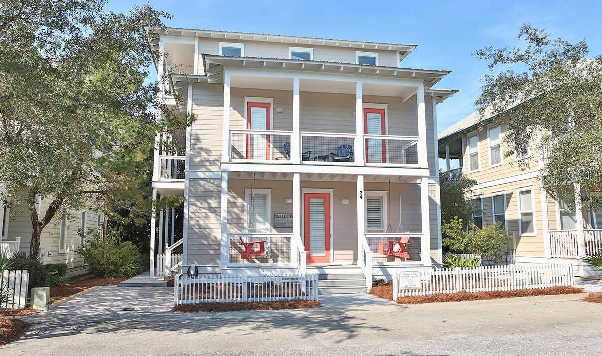 Exterior, Facade, American Foursquare
