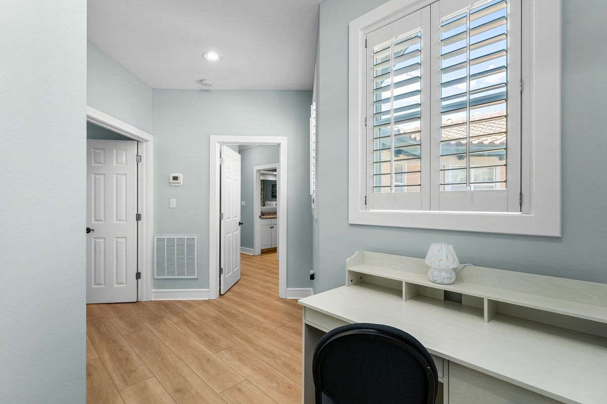 Interior, Recessed Lighting, Washer, Wood Texture Flooring