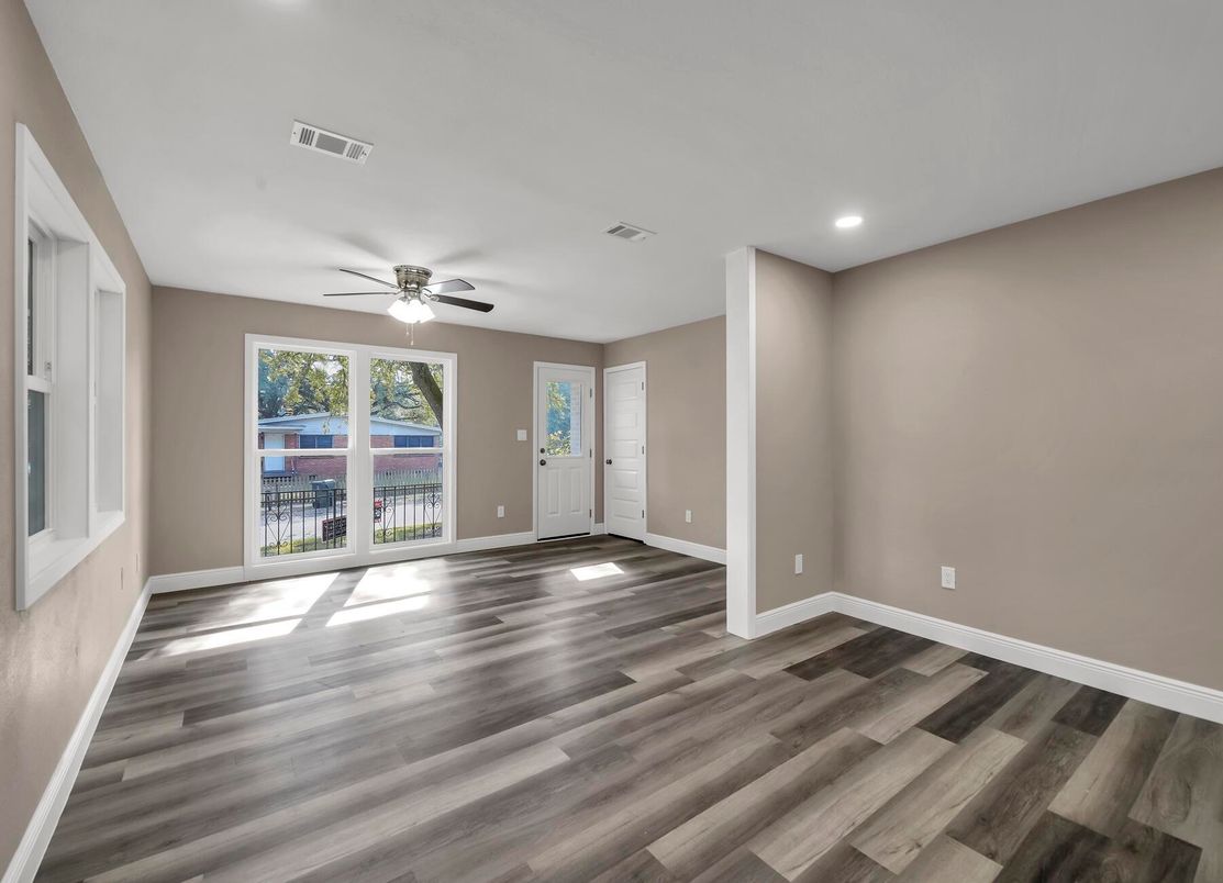 Empty room, Interior, Recessed Lighting, Wood Texture Flooring
