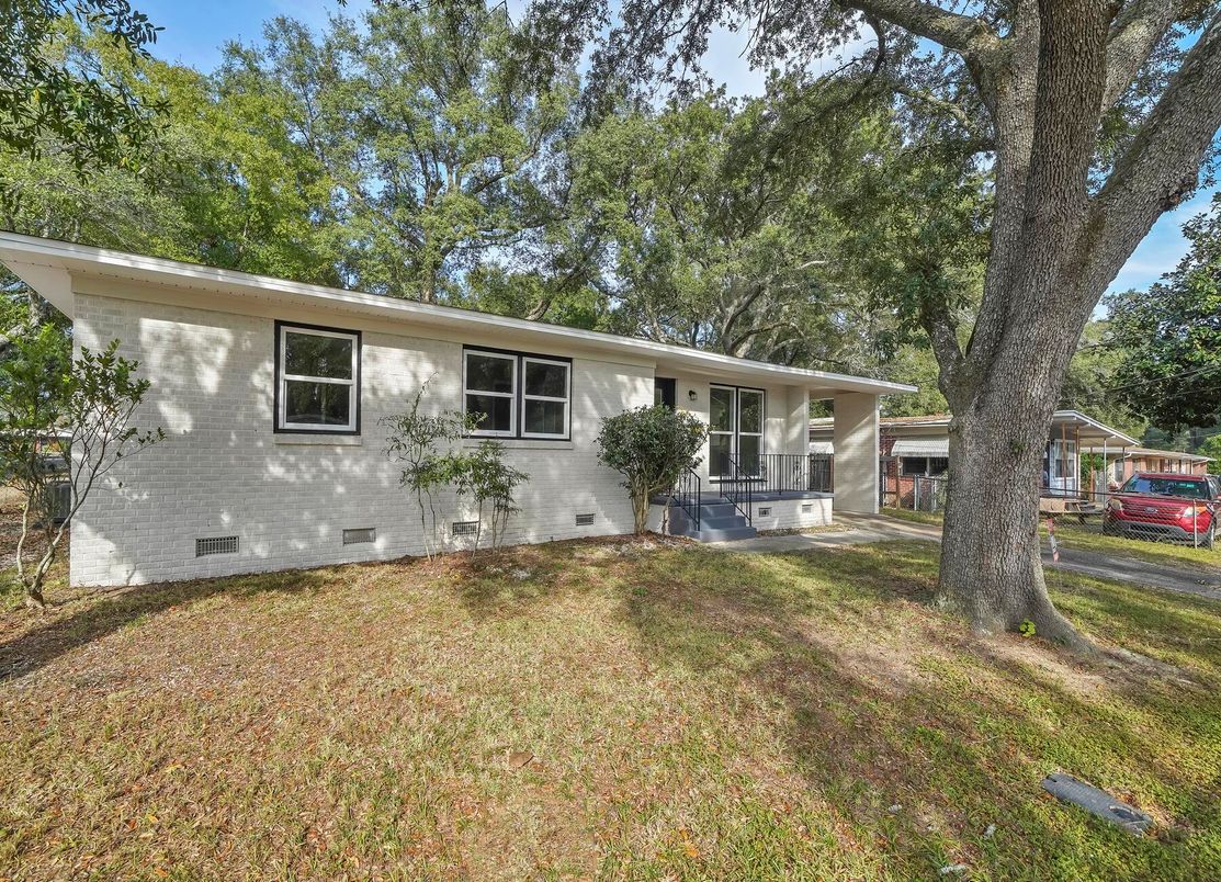 Exterior, Facade, Ranch