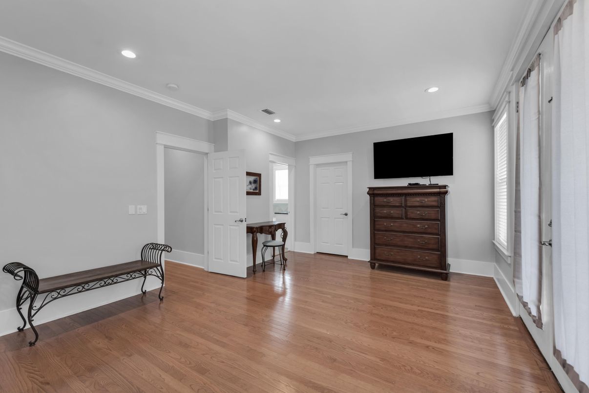 Interior, Recessed Lighting, Wood Texture Flooring