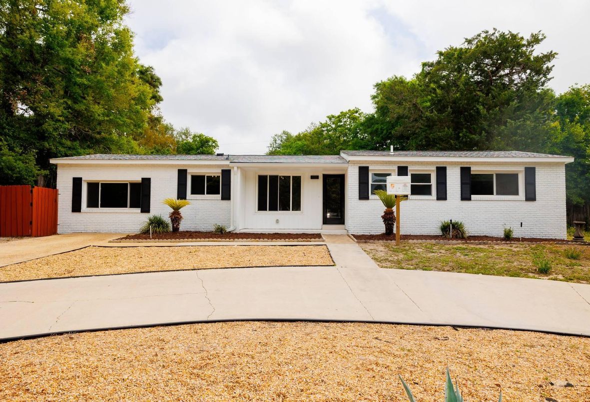 Exterior, Facade, Ranch