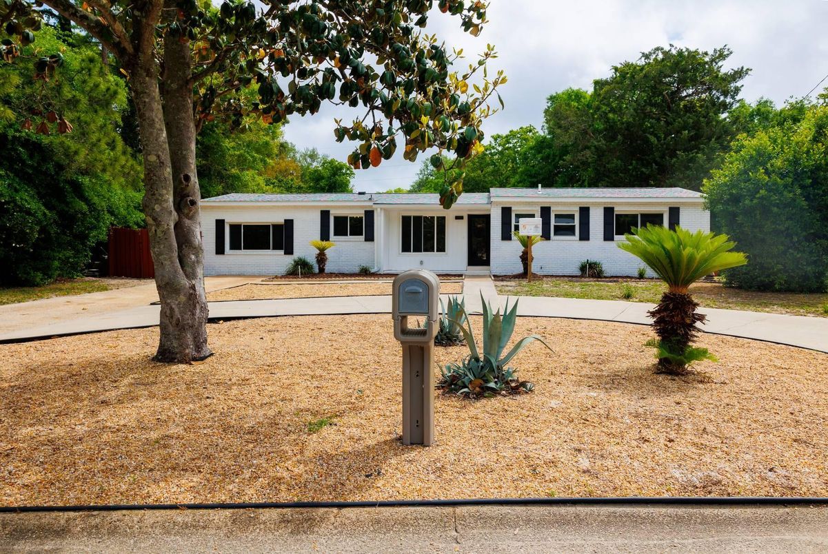 Exterior, Facade, Ranch