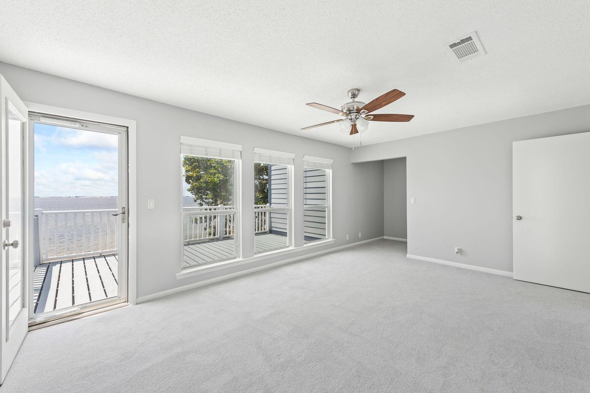 Empty room, Interior, Water
