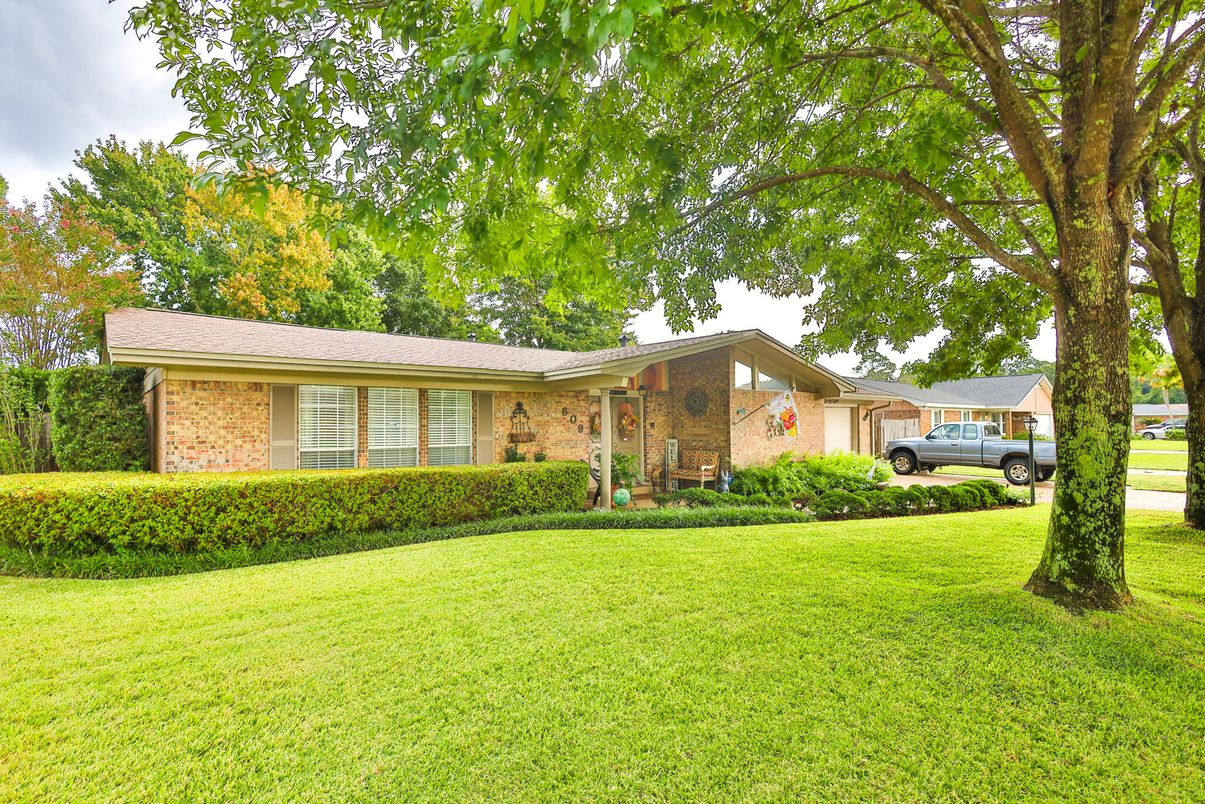 Backyard, Exterior, Facade, Brick Facade, Ranch