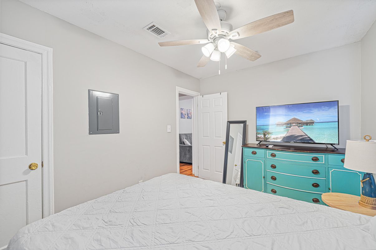Bedroom, Interior, Water