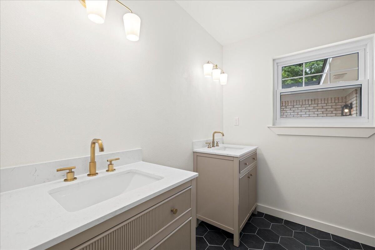 Bathroom, Dual Sink Vanities, Interior