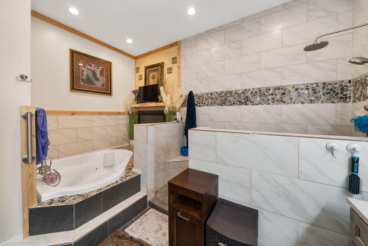 Bathroom, Interior, Marble Walls, Recessed Lighting