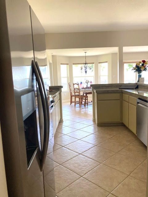 Chandelier, Dining room, Interior, Kitchen, Stainless Steel Appliances