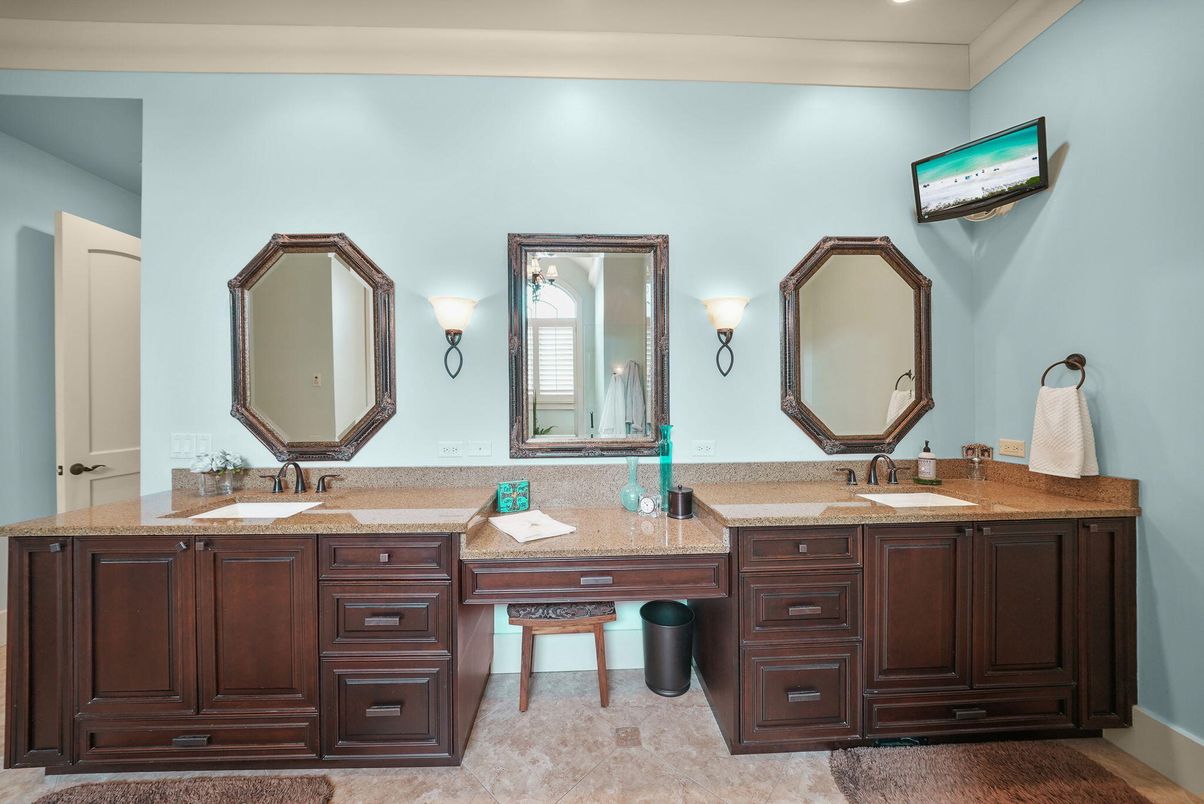 Bathroom, Dual Sink Vanities, Interior, Recessed Lighting