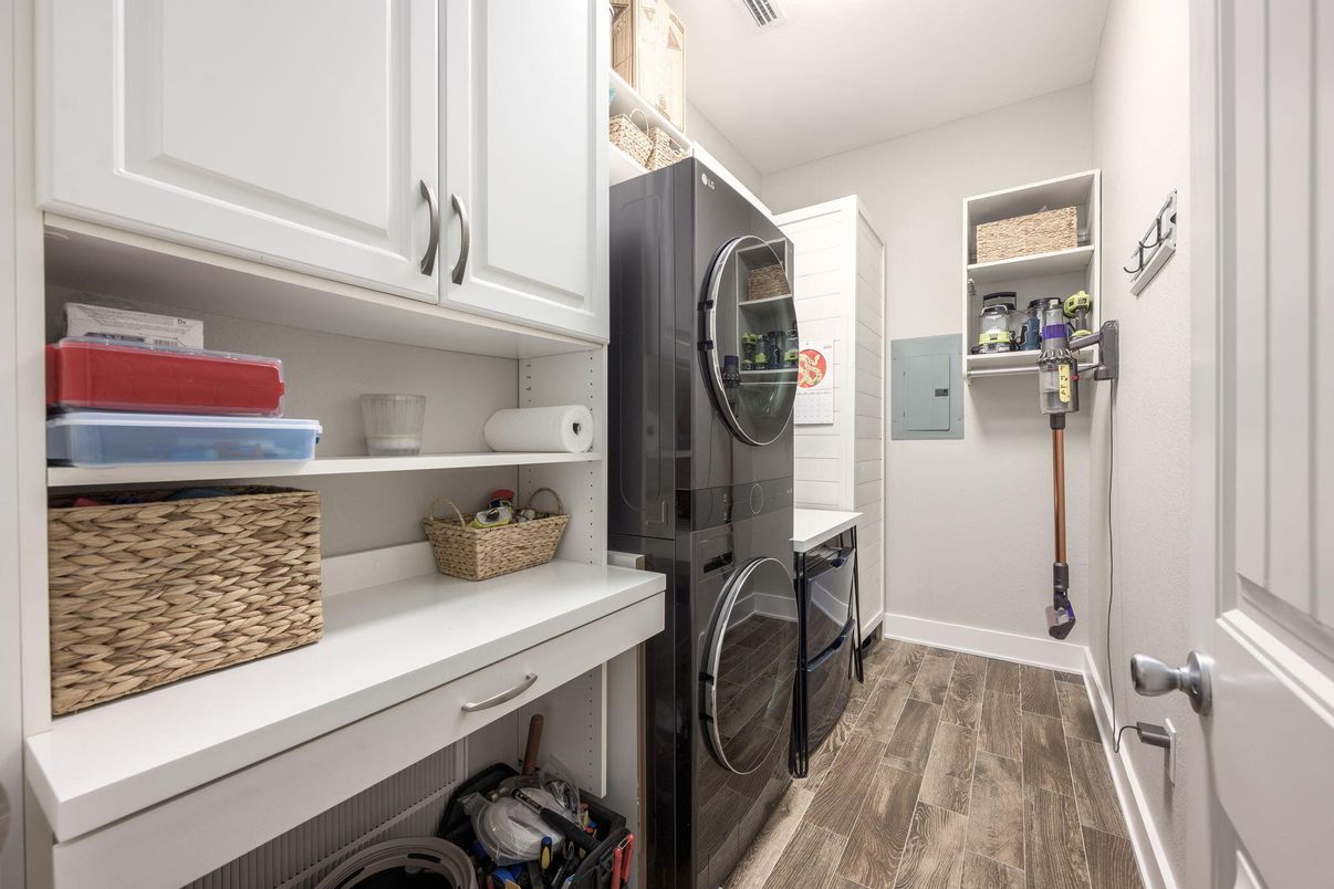 Interior, Washer, Wood Texture Flooring