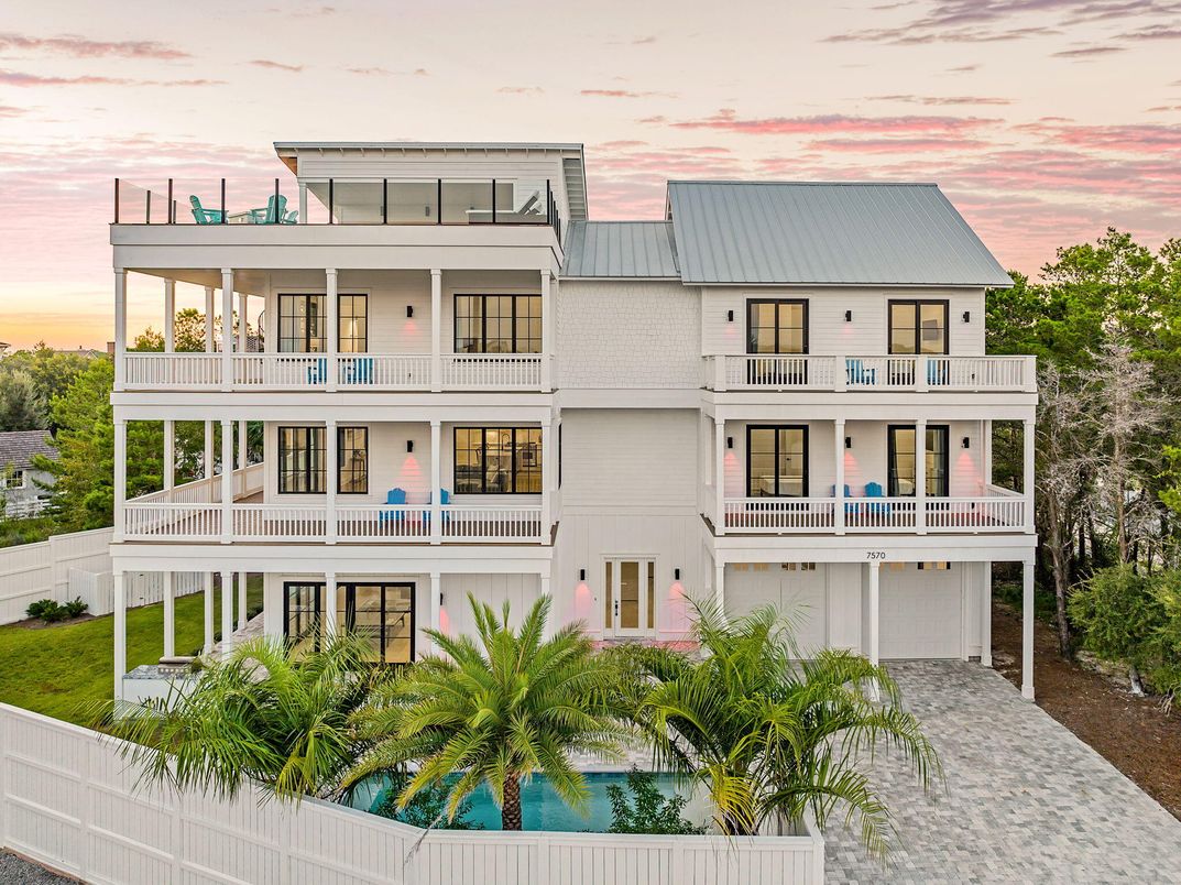 Exterior, Facade, Pool, Modern