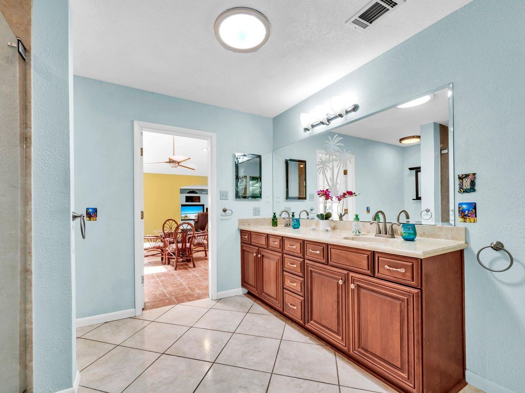 Bathroom, Dining room, Dual Sink Vanities, Interior
