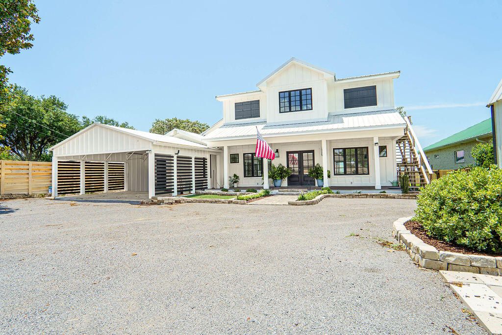 Exterior, Facade, Farmhouse
