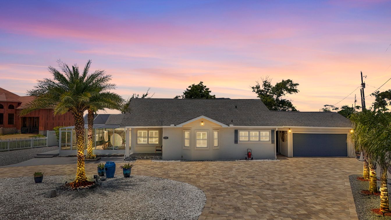 Attached, Exterior, Facade, Ranch