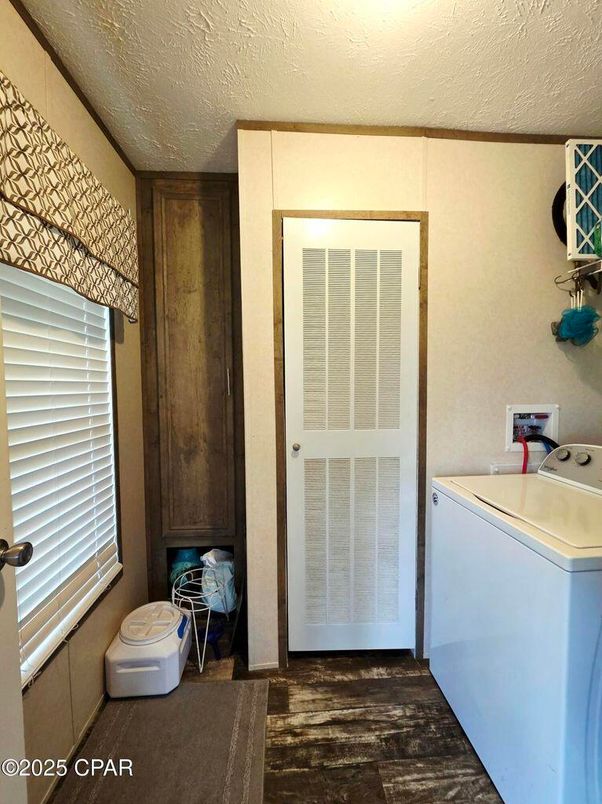 Interior, Washer, Wood Texture Flooring
