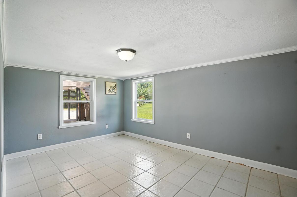 Empty room, Interior