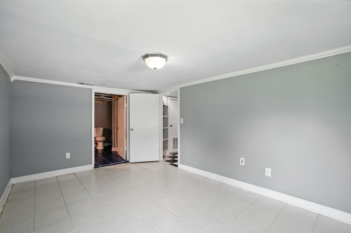 Empty room, Interior