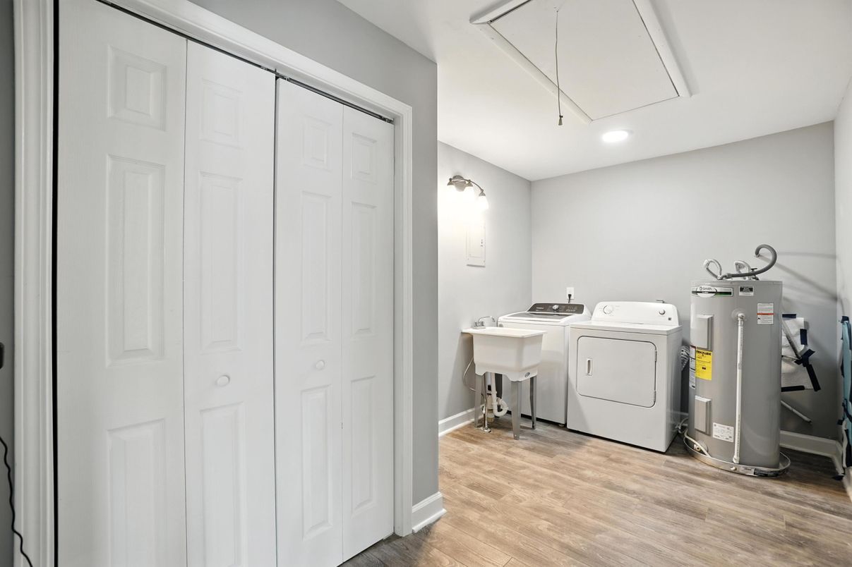 Interior, Recessed Lighting, Washer, Wood Texture Flooring