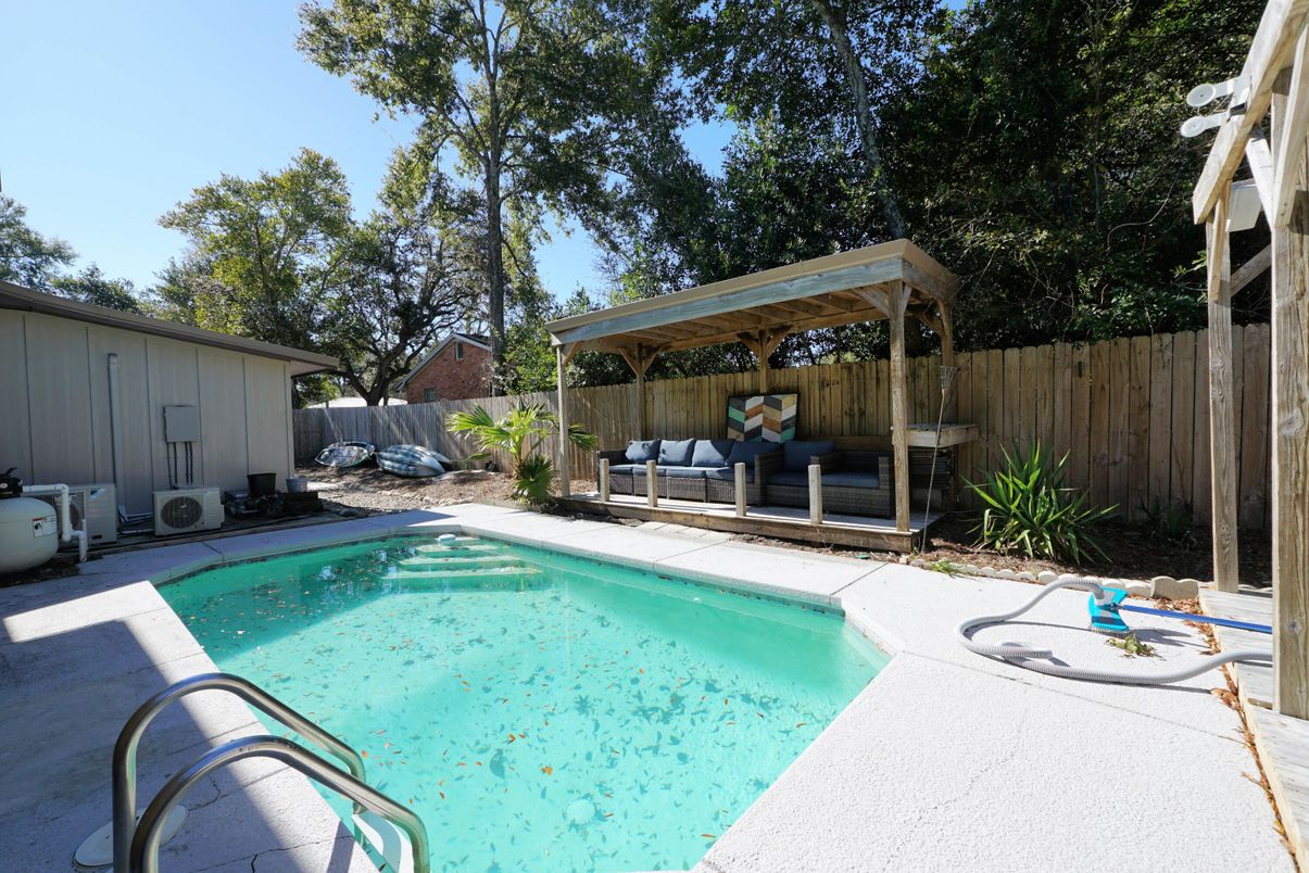 Exterior, Pool