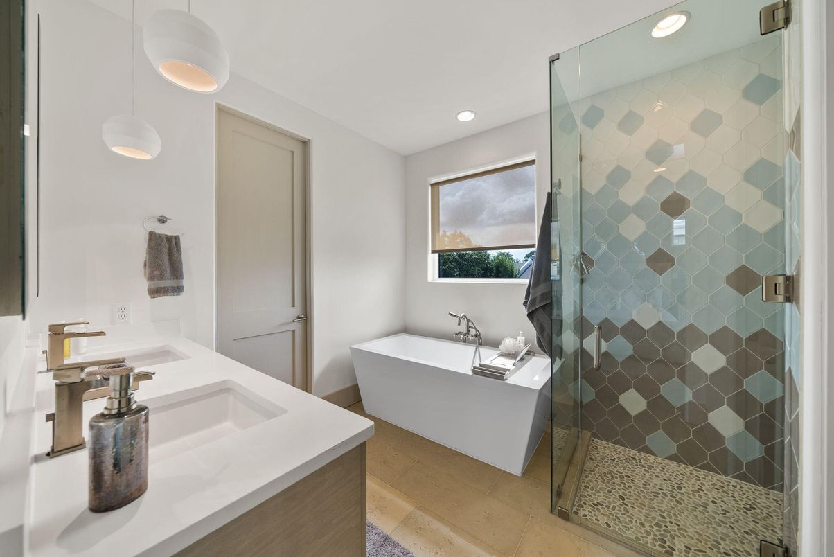 Bathroom, Free Standing Baths, Glass Shower, Interior, Pendant Lights, Recessed Lighting